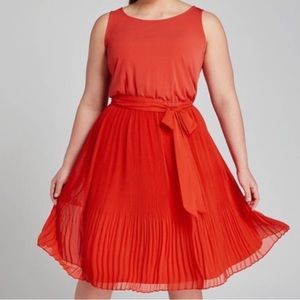 White House Black Market Pleated Dress.‎ Size 6